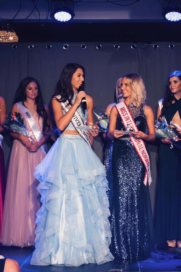 Kaja Kojan og Vilde Andresen Bø på scenen i Miss Norway