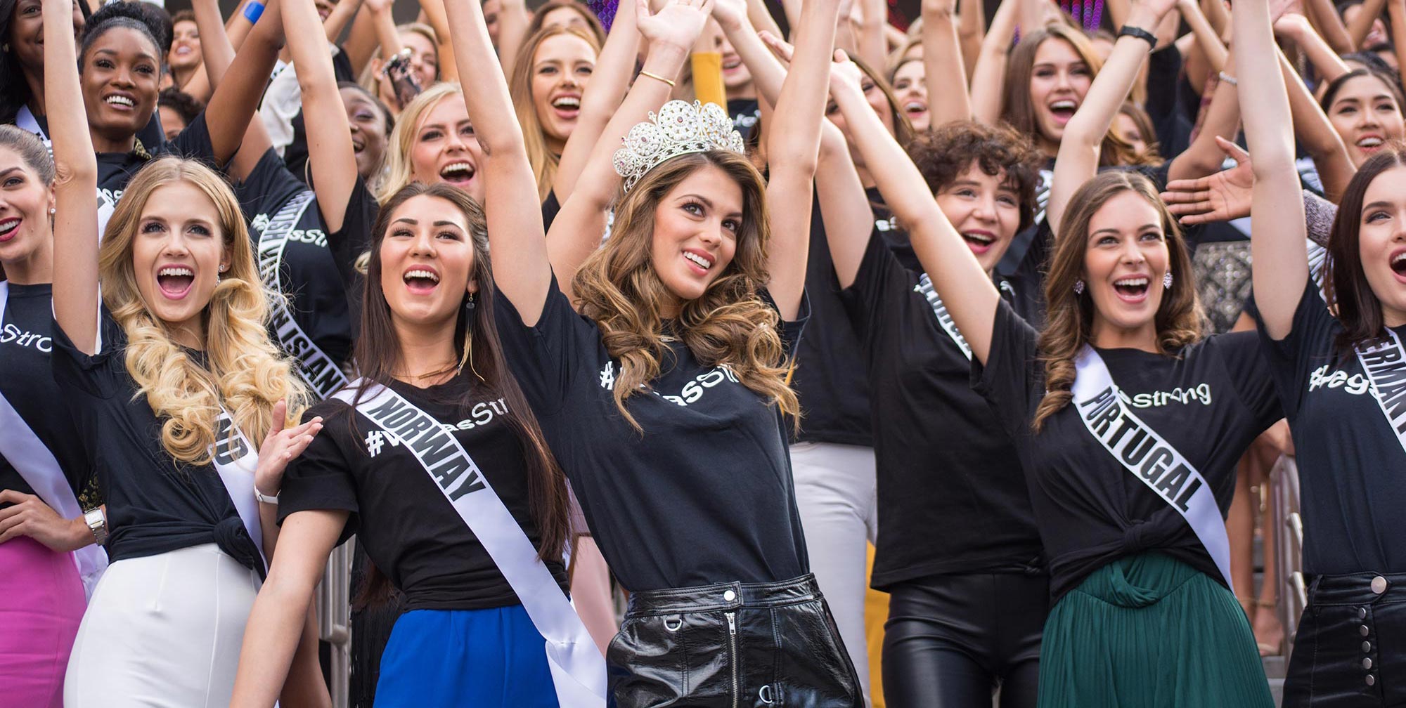 Kaja Kojan sammen med missevenninner i Miss Universe